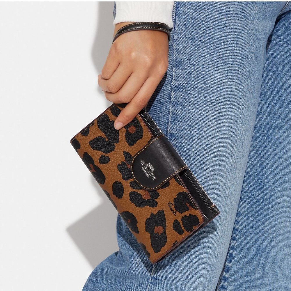 🥰 Coach Tech Wallet With Leopard Print And Signature Canvas Interior - Picture 4 of 10